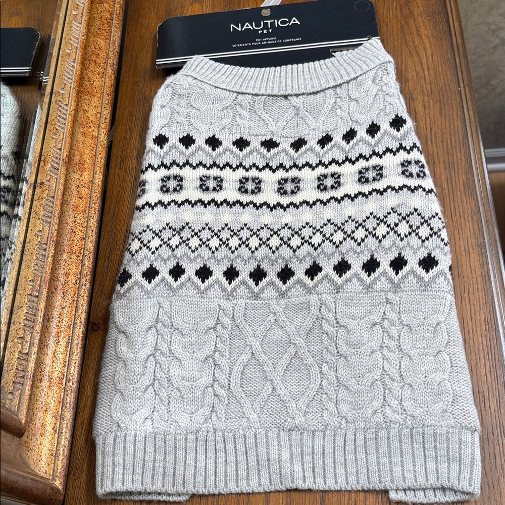 Nautica Pet knit Sweater in Gray and Black Cable Pattern. Size M.